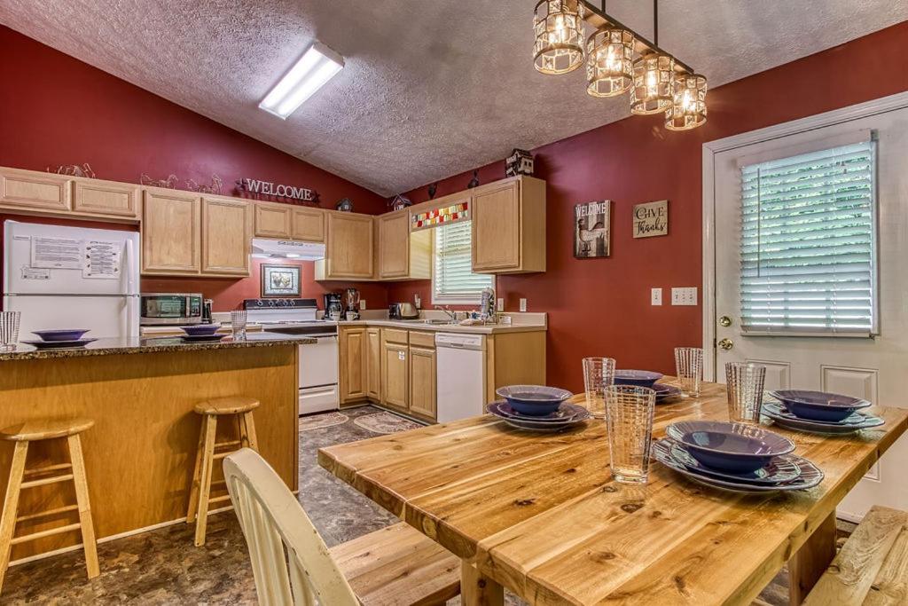 River Song, Near River, Hot Tub, Foosball, Wifi 1089 Free Tickets Each Paid Day, Dollywood And More Sevierville Zewnętrze zdjęcie